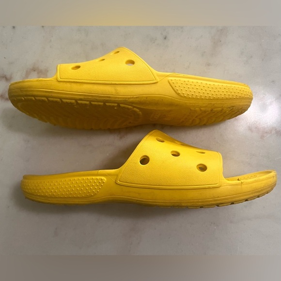 UsedVeryGood_Crocs Unisex Classic Two-Strap Slide Sandals_Yellow_Sz7Women/5 Men - Picture 2 of 5